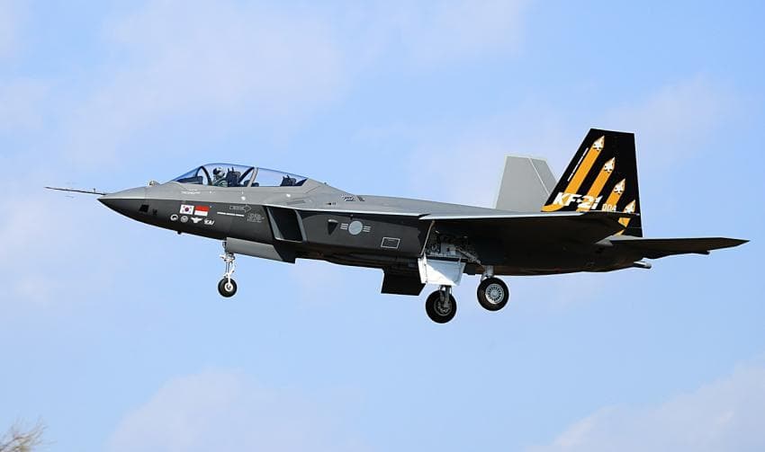 South Korean Indigenous KF-21 Two-Set Fighter Jet Prototype Succeeds in First Flight