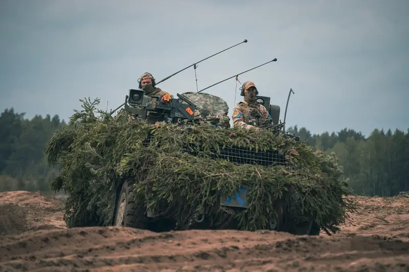 A Dutch Stinger platoon provides an air defence cover for the eFP Battlegroup during exercise Iron Wolf. The Stinger is a passive surface-to-air missile that can be shoulder-fired by a single operator. It can be used against planes and helicopters at a range of up to five kilometres.