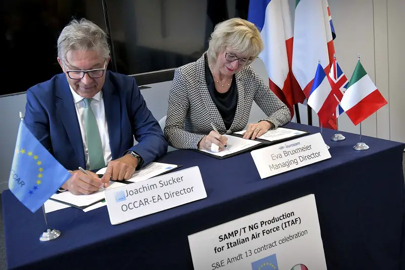 OCCAR Director Joachin Sucker signs a €700 million contract amendment with Mrs Eva Bruxmeier, chief executive of the Eurosam consortium, for the production of SAMP/T New-Generation systems for the Italian Air Force. 