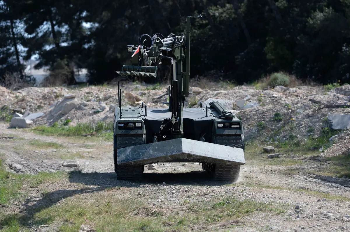To meet the security needs of military convoys in the theater of operations, CNIM Systèmes Industriels developed an Unmanned Ground Vehicle (UGV) for route clearance, based on the THeMIS platform (MILREM Robotics’).