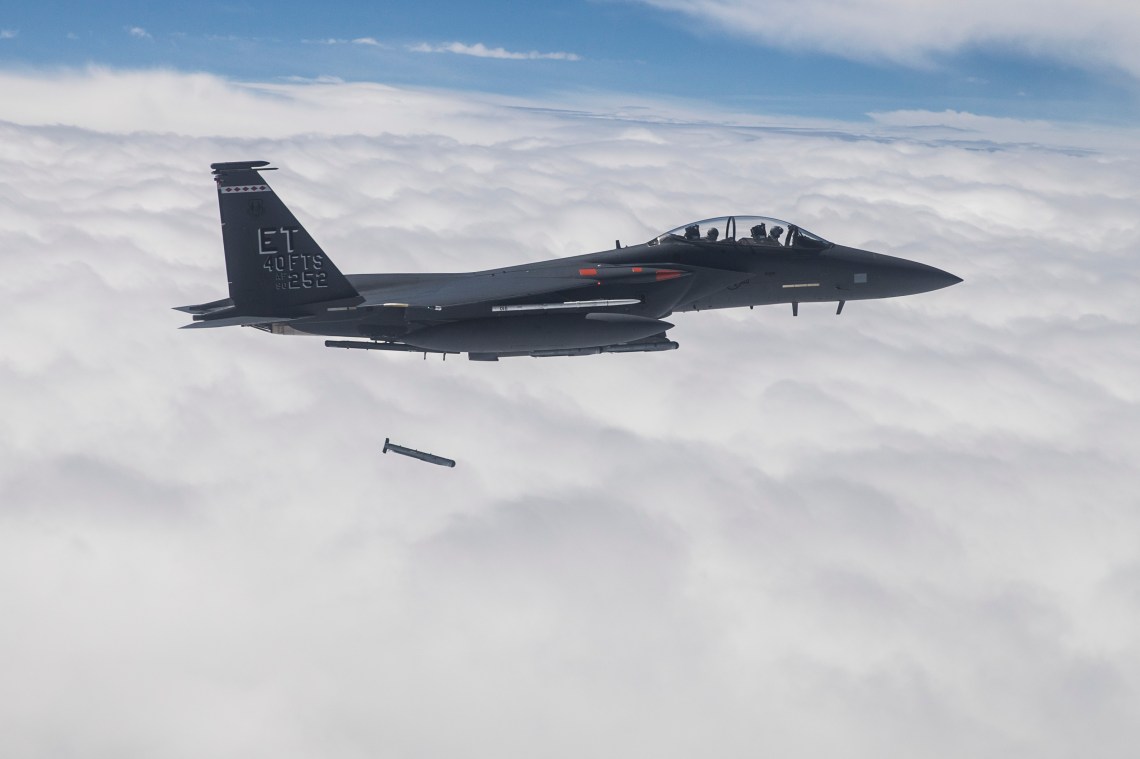 القوات الجوية الأمريكية F-15Es تسقط 10 StormBreaker أثناء برنامج تقييم نظام الأسلحة.
