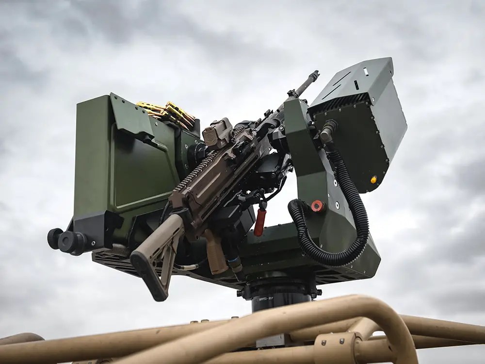 محطة الأسلحة العامة للروبوتات PITBULL المجهزة بمدفع رشاش XM250 من SIG SAUER.