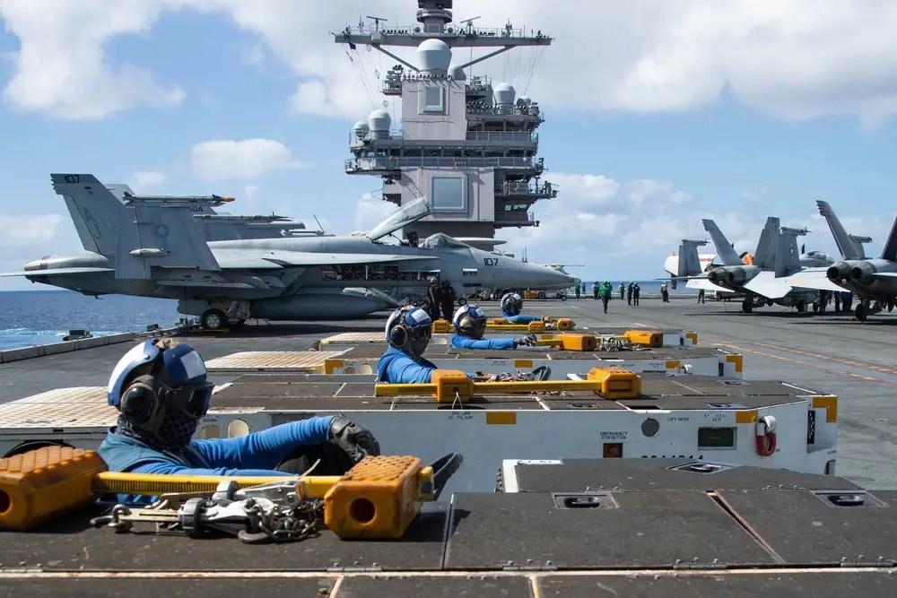 البحرية الأمريكية Gerald R. Ford Carrier Strike Group تكمل تمرين وحدة التدريب المركب