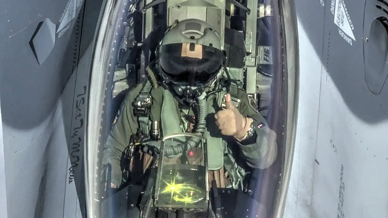 F-16 Pilots Give Cool Inflight Interviews During Air-to-Air Refueling