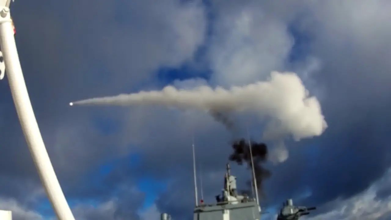 Frigate Admiral Gorshkov practice anti-aircraft drills in Barents Sea