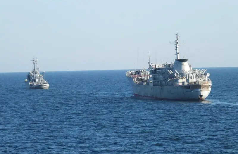 Ukrainian Navy Tugboat intentionally rammed by Russian coast guard ship