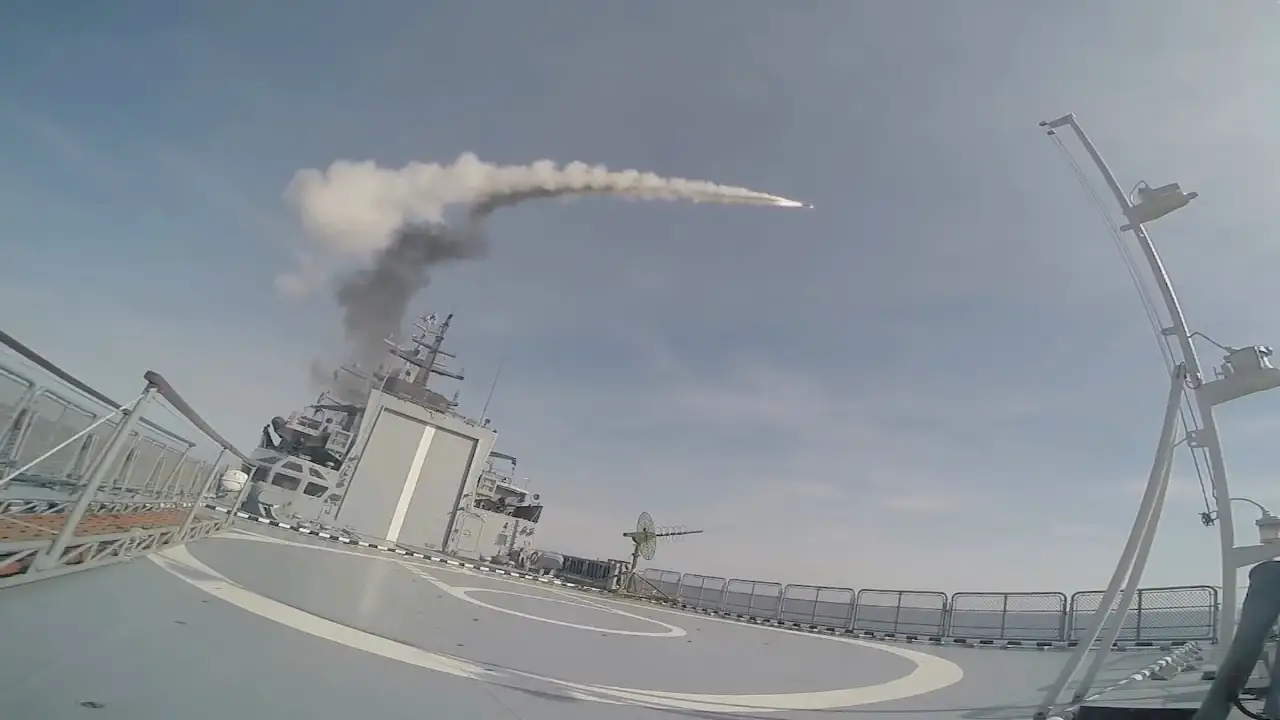Russian corvette Soobrazitelnyy launch Redut anti-aircraft missiles