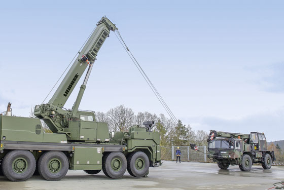 The Liebherr G-BKF Armoured Rescue Crane can winch in objects synchronously with the winch cable over the retracted telescopic boom and the cable on the 200 kN rescue winch. This means that an object can be raised slightly and pulled at the same time by the towing equipment.