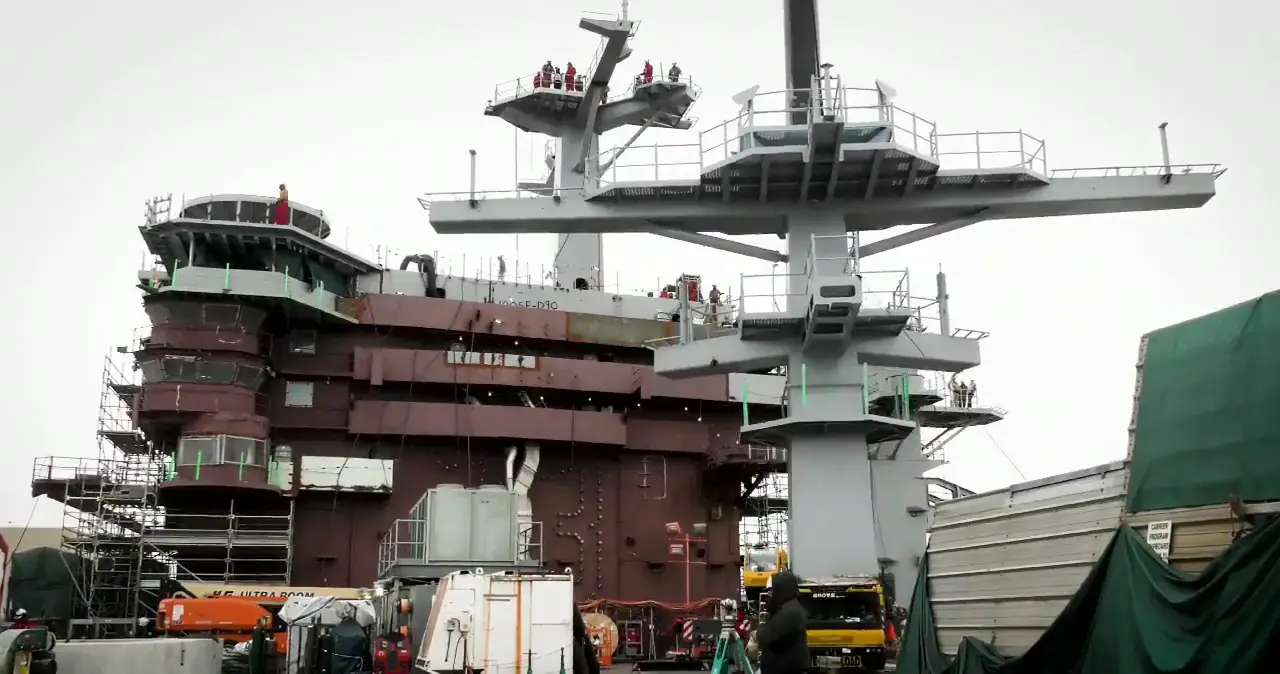 NNS Completes Installation of USS George Washington (CVN 73) Main Mast