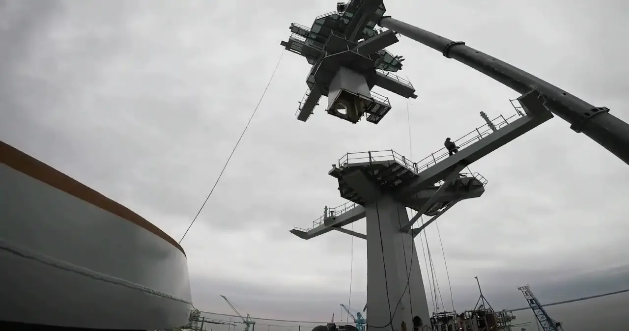NNS Completes Installation of USS George Washington (CVN 73) Main Mast