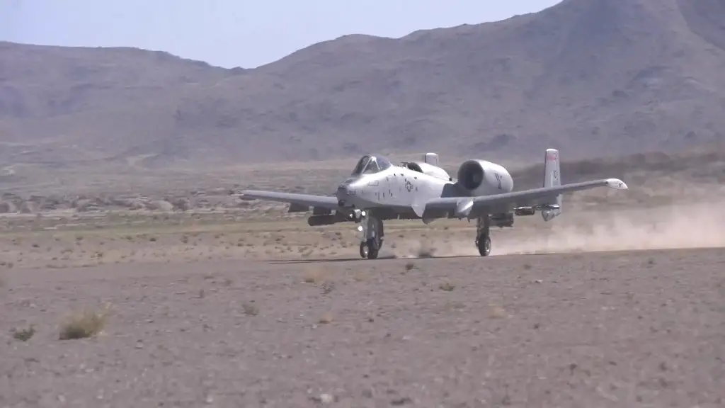 A-10 Thunderbolts perform landing on unpaved strips