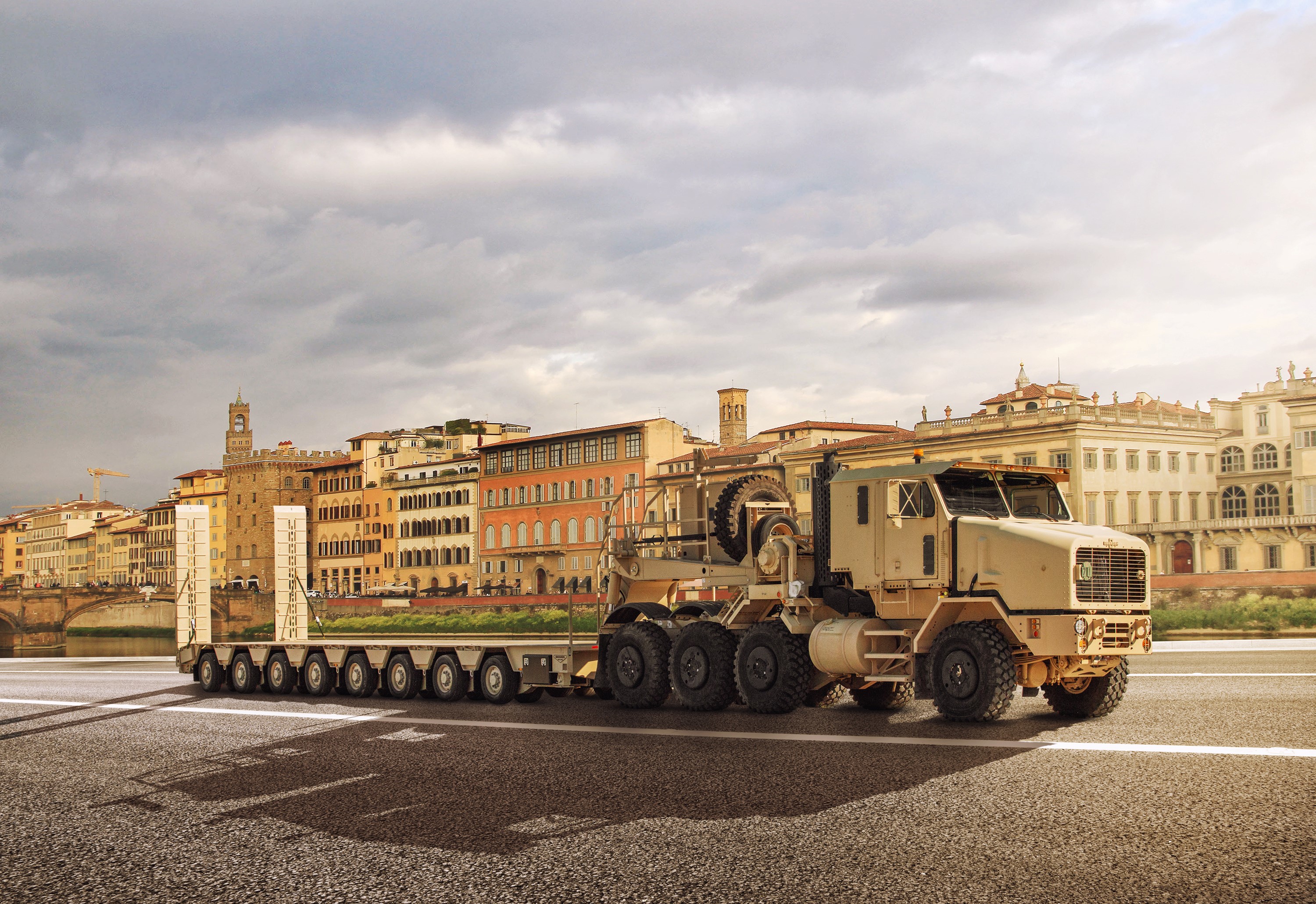 The Heavy Equipment Transporter (HET) ONS semitrailer delivers increased payload capability while gaining European road permissions.
