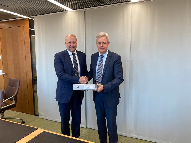 PÃ¥l E. Bratlie, Executive Vice President Protech Systems, Kongsberg Defence & Aerospace and Mr. Martin Sonderegger, National Armament Director, armasuisse, signing the aggrement today.