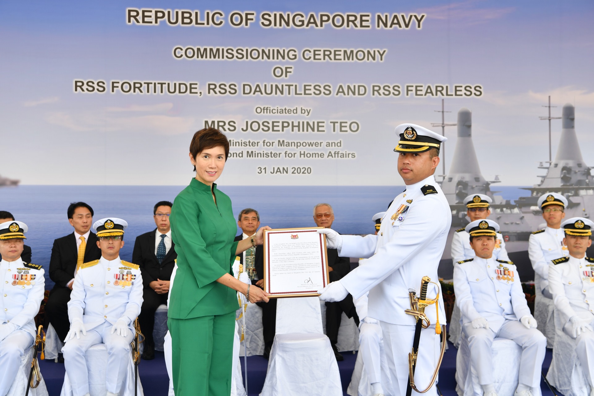 Minister Josephine Teo presenting the Commissioning Warrant to Commanding Officer of RSS Fearless, Major Chew Chun Cheong.