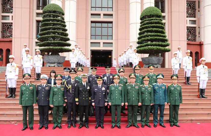Senior Lieutenant General Phan Van Giang, General Yamazaki Koji and the delegates in a group photo.