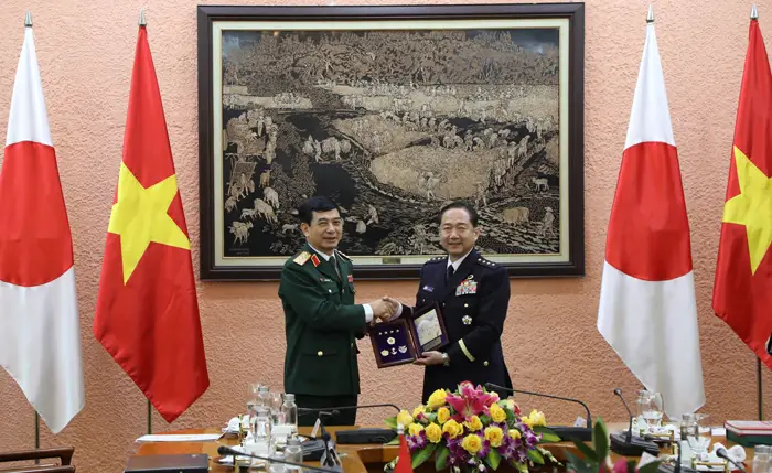 General Yamazaki Koji presenting a souvenir to Senior Lieutenant General Phan Van Giang.