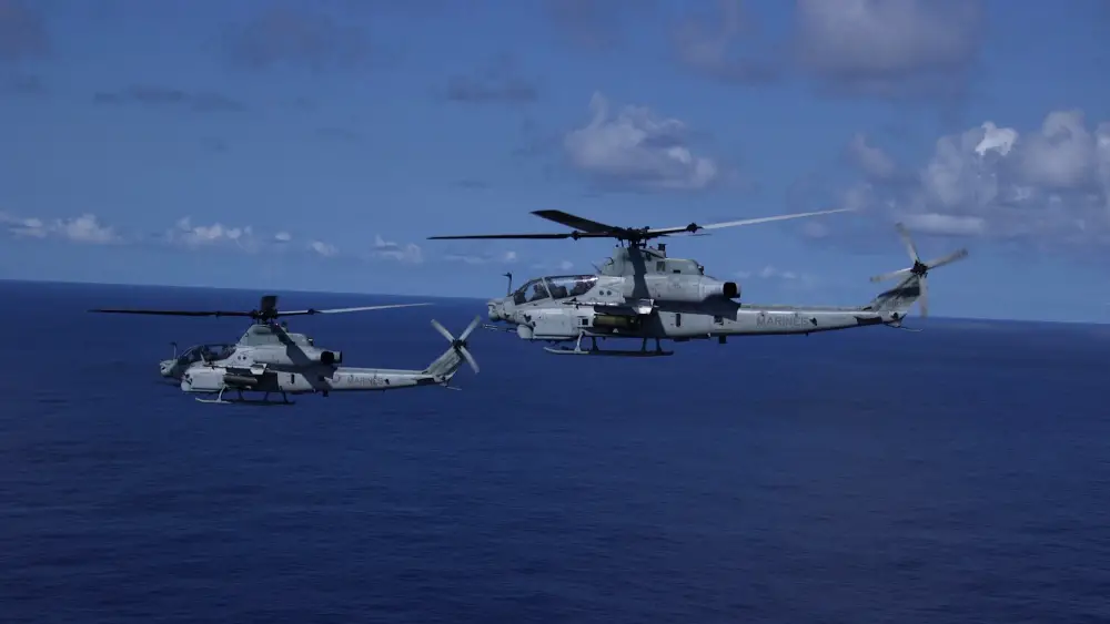 USMC AH-1Z Viper Helicopter Successfully Fires AIM-9M Sidewinder Missile 