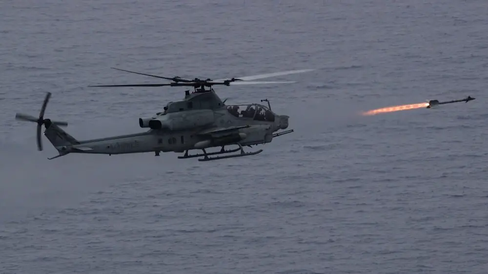 USMC AH-1Z Viper Helicopter Successfully Fires AIM-9M Sidewinder Missile