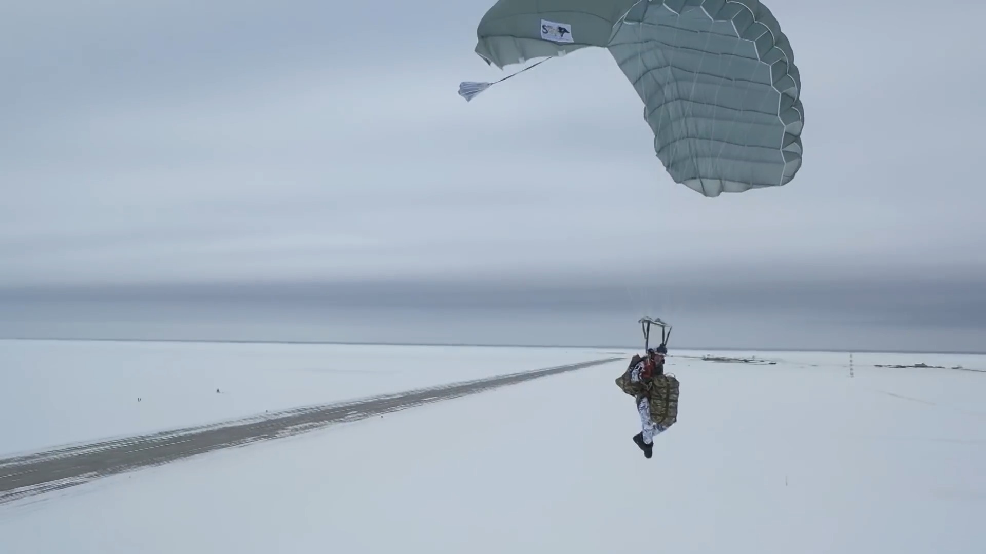 Russian Paratroopers Jump at 10,000 Meters Over Arctic Base