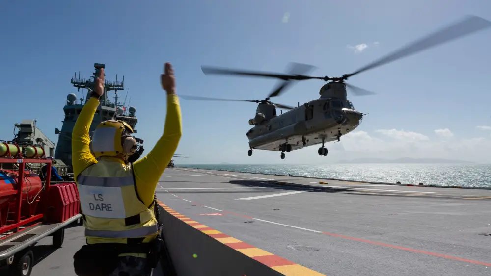 Australian Army CH-47 Chinooks Train to Operate from HMAS Adelaide