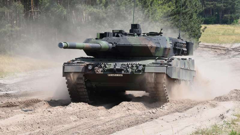 Acting on behalf of both governments, the German defense ministry has awarded the first system architecture study for the French-German Main Ground Combat System to an industry group formed by Rheinmetall, Krauss-Maffei-Wegmann and Nexter. 