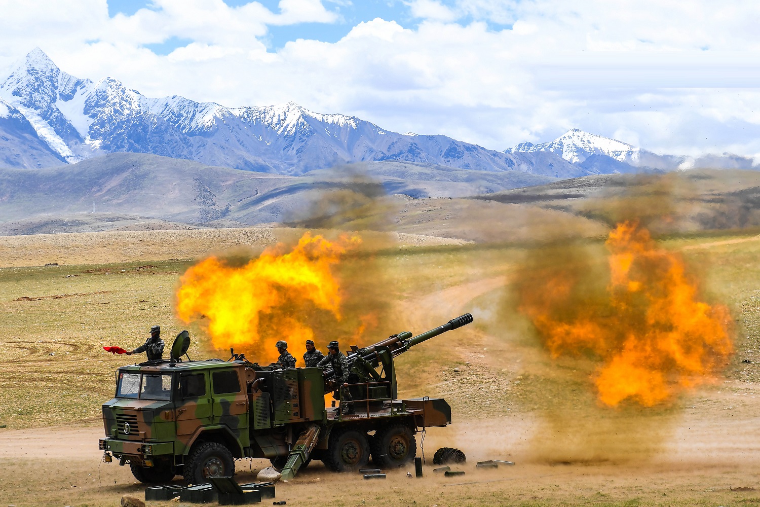 Chinese PLA Tibet Military District PCL-09 Howitzers Holds Coordinated Exercise in Plateau Region