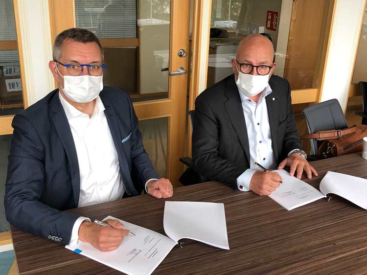 Jukka Holkeri, President Patria ISP and EVP Terje BrÃ¥then, KDA Aerostructures & Chairman KAMS BoD, signing the agreement, while taking the necessary Covid-19 precautions. 