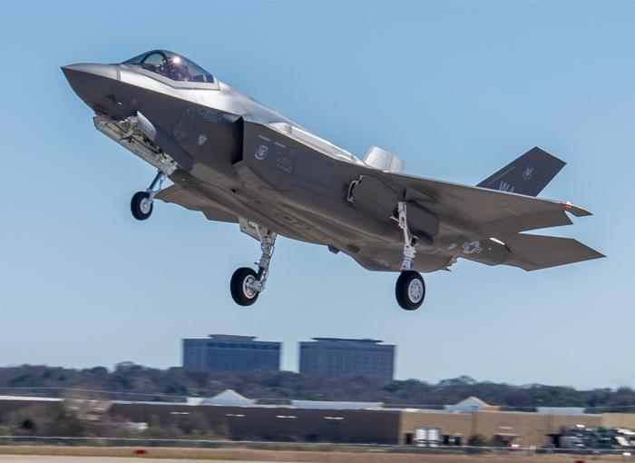 The first F-35A full wing-set produced by Italy's Finmeccanica-Aeronautics made its first flight on U.S. Air Force aircraft AF-88 in Fort Worth, Texas.