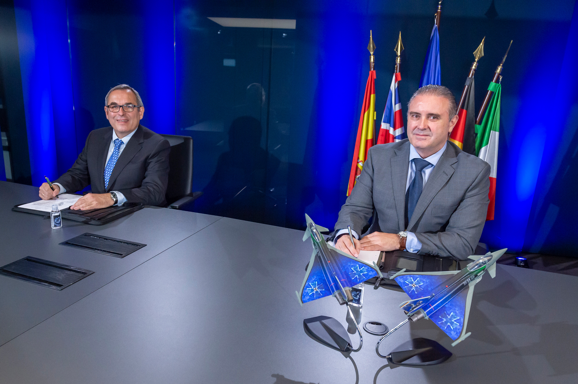 Gerhard BÃ¤hr, CEO of EUROJET (left), and General Miguel Ãngel MartÃ­n PÃ©rez, General Manager of NETMA (right) sign the contract for 56 new EJ200 engines.