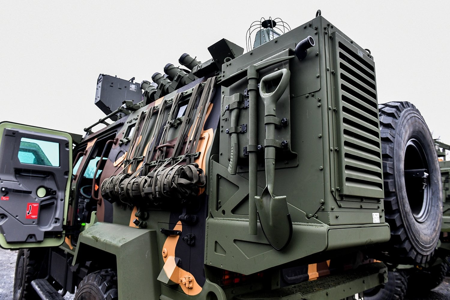 Hungarian Army Takes Delivery of Gidran 4x4 Wheeled Armored Vehicles