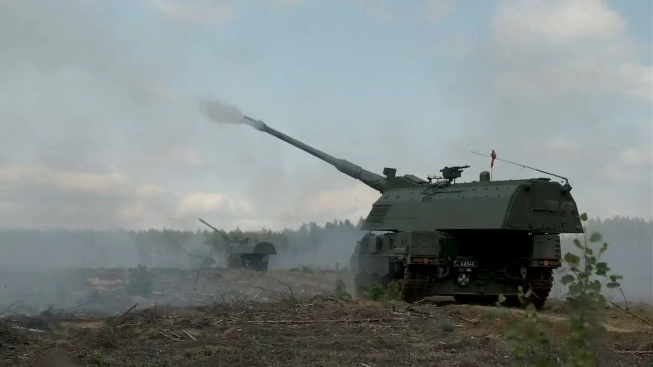 Royal Netherlands Army and Lithuanian Land Force PZH 2000-NL Conduct Shoot and Scoot Training
