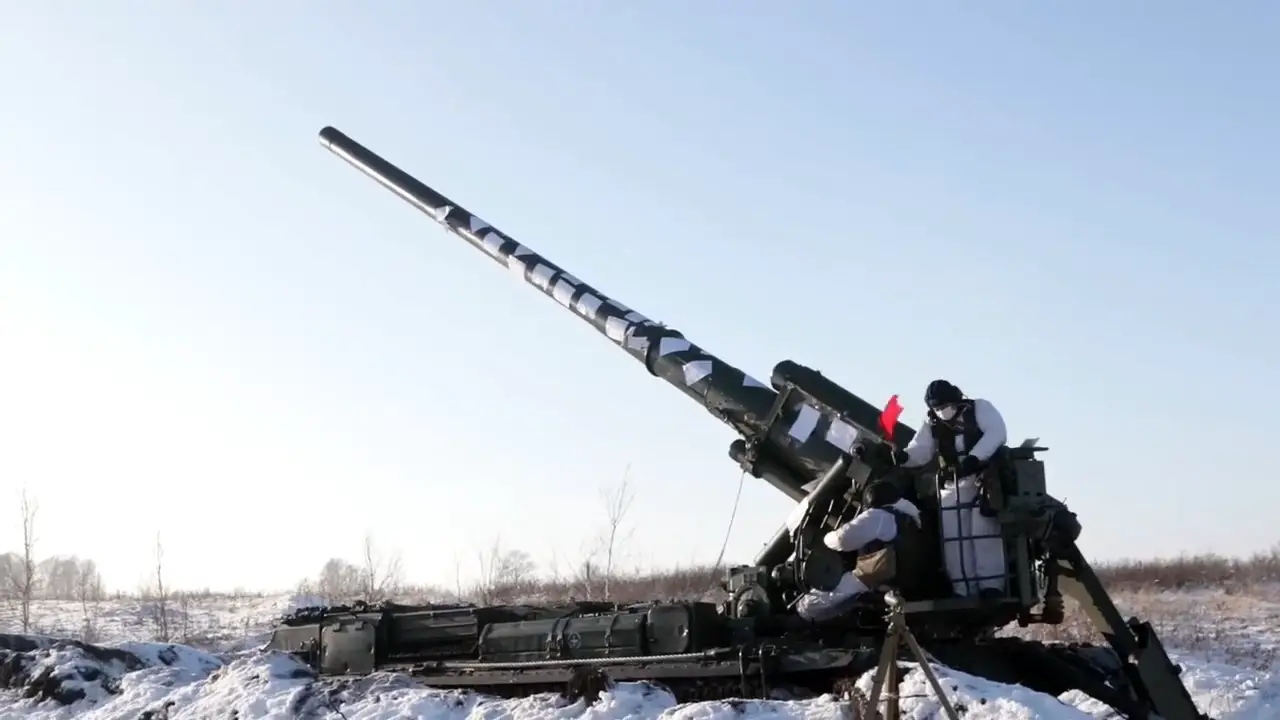 Russian Msta-S and Malka Self-Propelled Howitzers Live Fire Exercise in Siberia