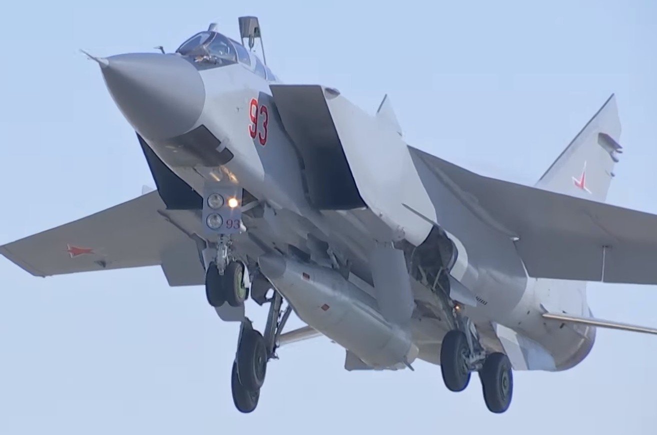 A Kh-47M2 Kinzhal being carried by a MiG-31K interceptor