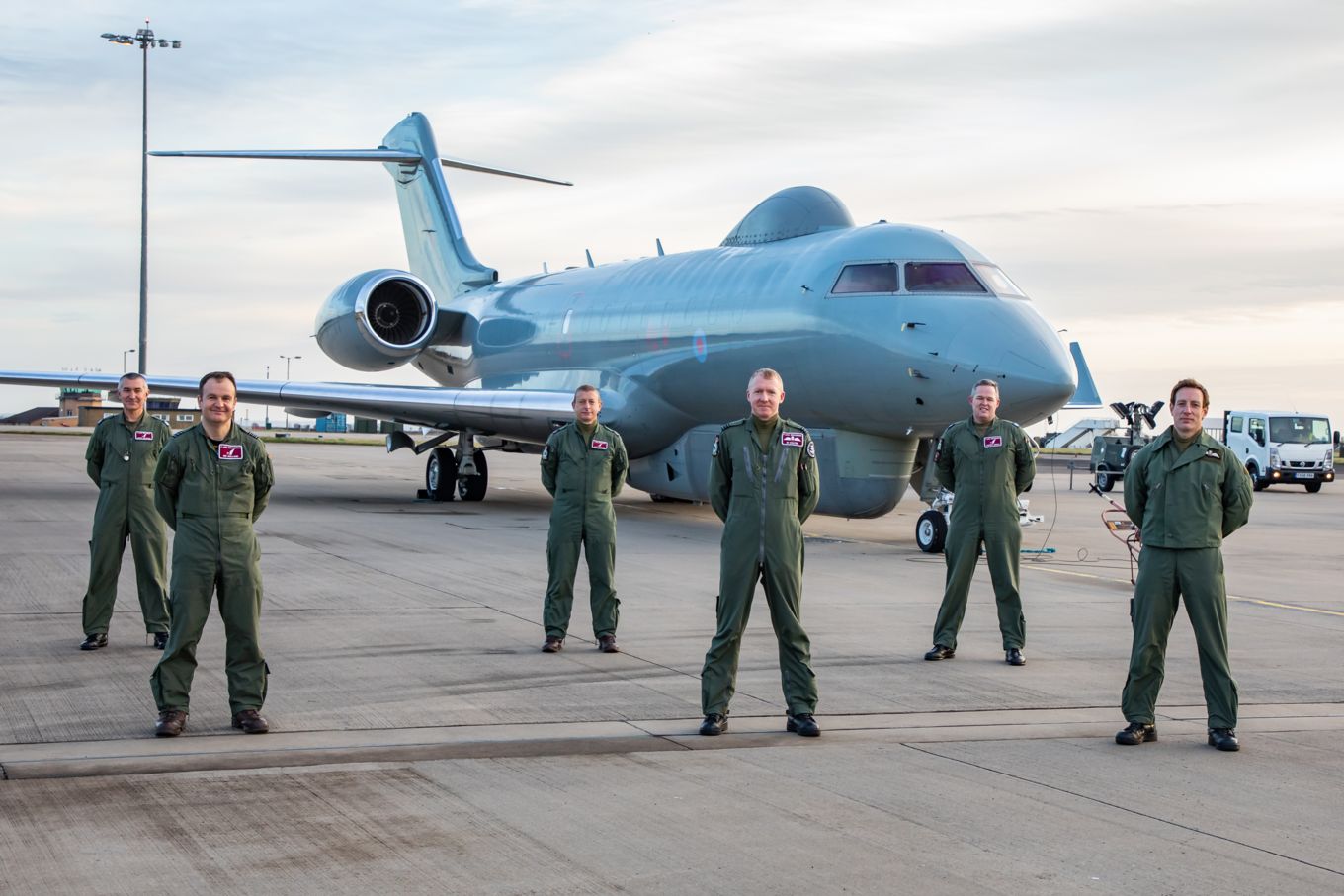 V(AC) Squadron Sentinel R1 crew and aircraft before leaving on the last sortie.