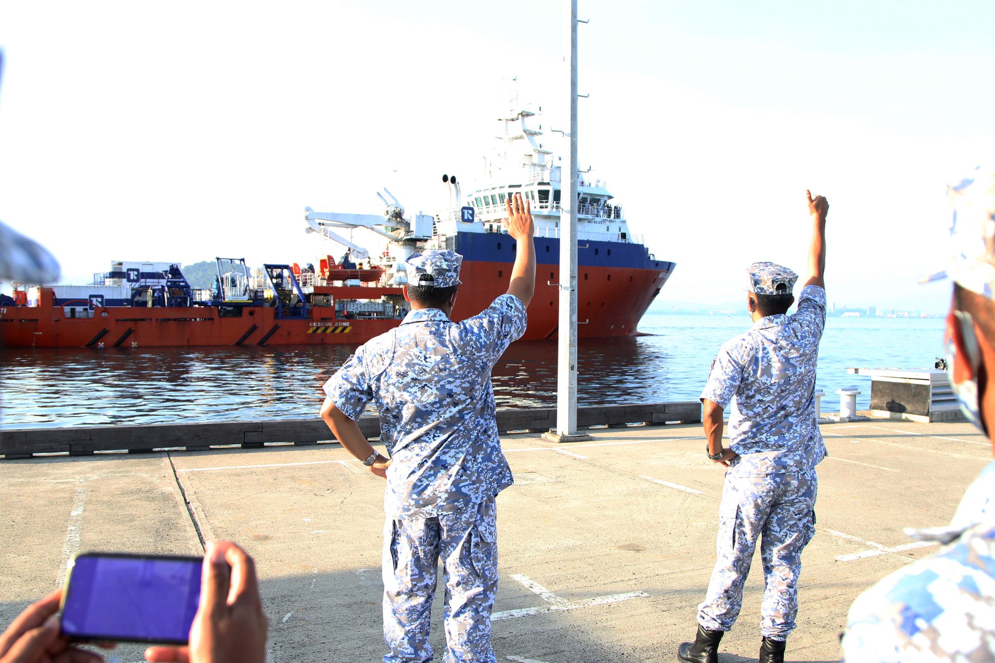 Royal Malaysian Navy Dispatches Submarine Rescue Vessel to Help Search for Indonesian Submarine