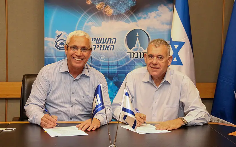 Boaz Levy, President and CEO of IAI, Mordi Ben Ami, CEO of Tomer, signing of the MoU. (Photo by: Michael Vinersky / IAI)