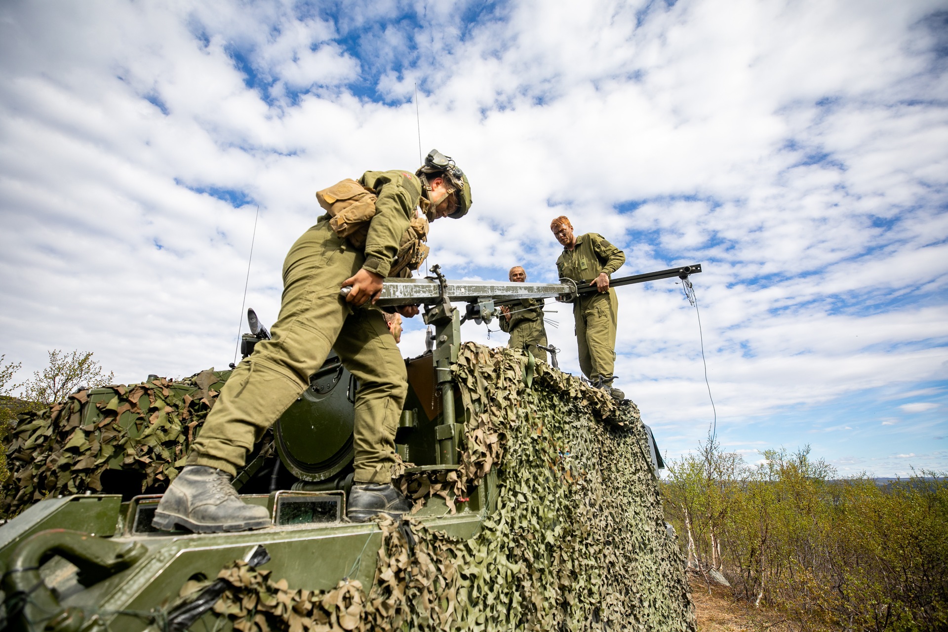 Soldiers from Artillerybatalion seting up signal during exersice Thunderbolt.