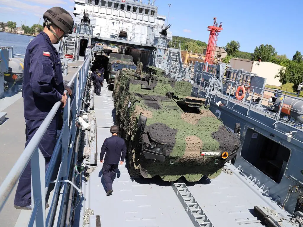 Loading and offloading of the Division's equipment at the Gdynia naval base / Photo by MND-NE