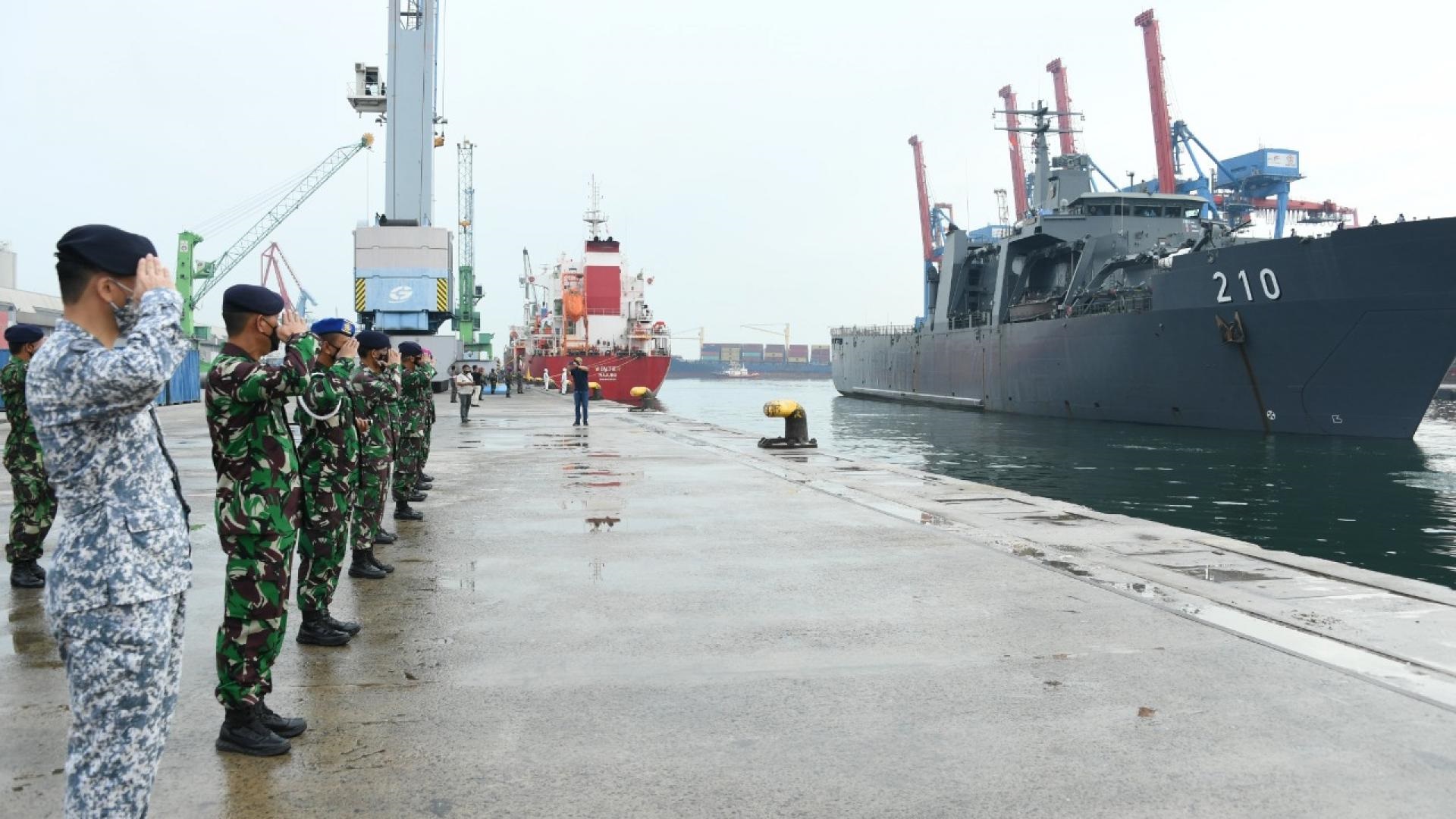 Republic of Singapore Navy RSS Endeavour Heads to Indonesia with Oxygen Supplies