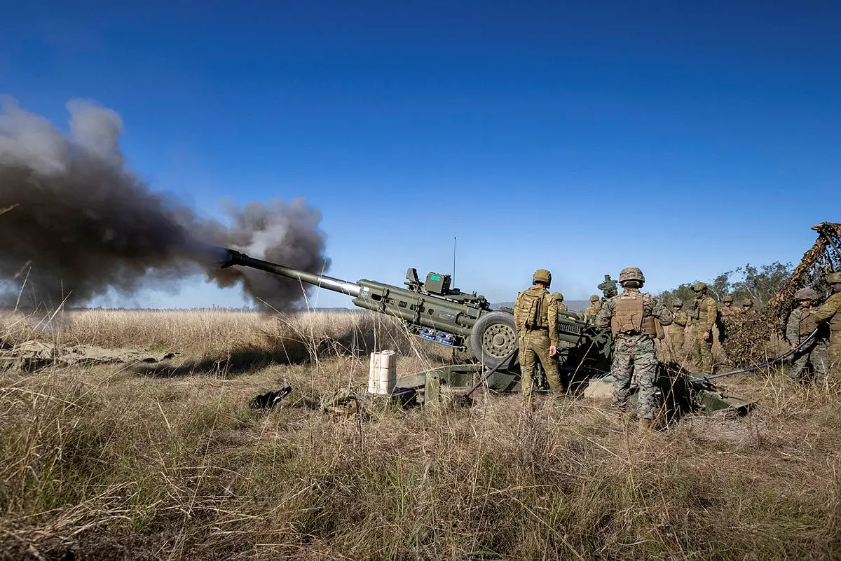 US Marines and Royal Australian Artillery Share M777A2 Lightweight Towed Howitzers Procedures