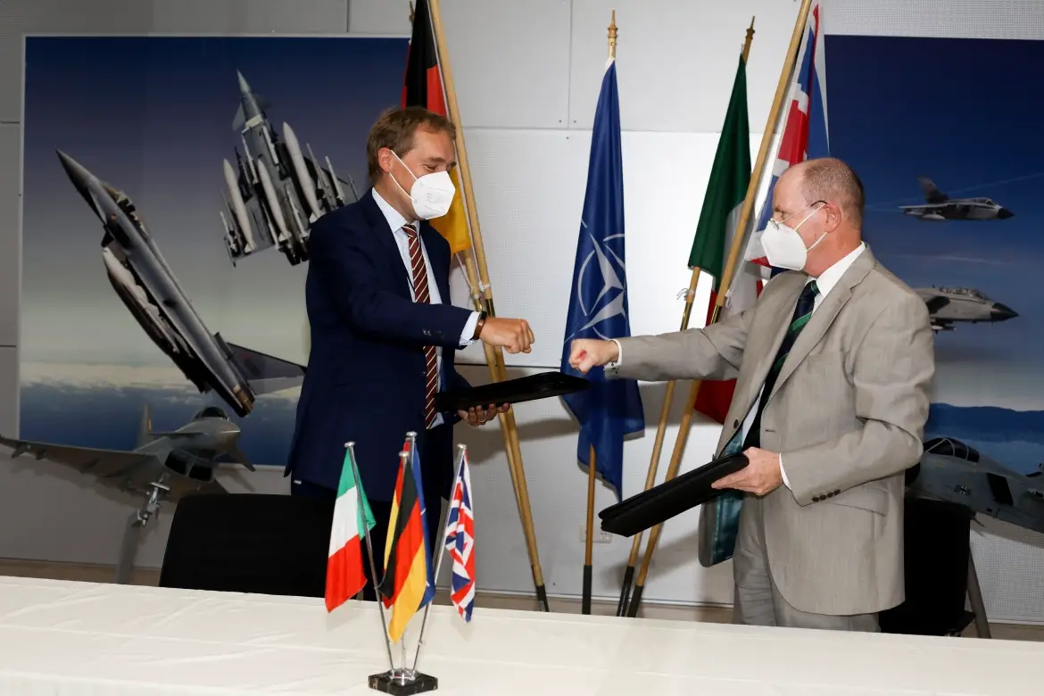 Herman Claesen, CEO Eurofighter Jagdflugzeug, and Ruediger Knoepfel, Deputy General Manager NETMA, signing the P3Ec Conract. 