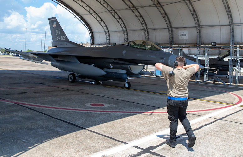 يتلقى نظام الحرب الإلكترونية F-16 تحديثًا للبرامج أثناء الرحلة أثناء اختبار الطيران الأخير