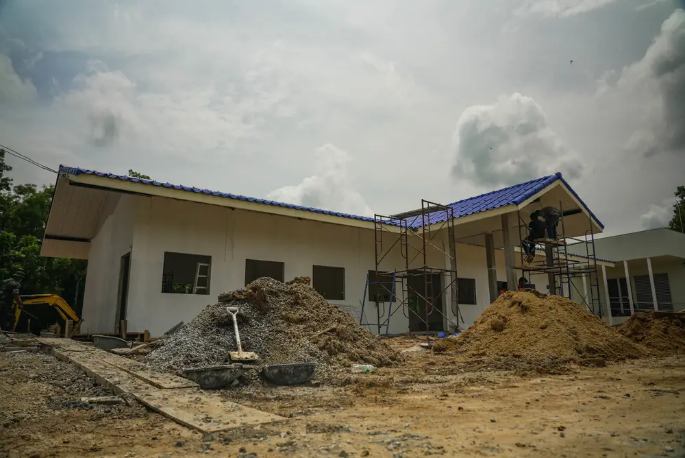 U.S. Marines with Bridge Platoon, Bridge Company, 9th Engineer Support Battalion, 3d Marine Logistics Group and Royal Thai Marines with the Royal Thai Mobile Development Unit 12 construct an 8 X 20-meter multipurpose facility at the Baan Mai Thai Pattaya School, during Exercise Cobra Gold 21.