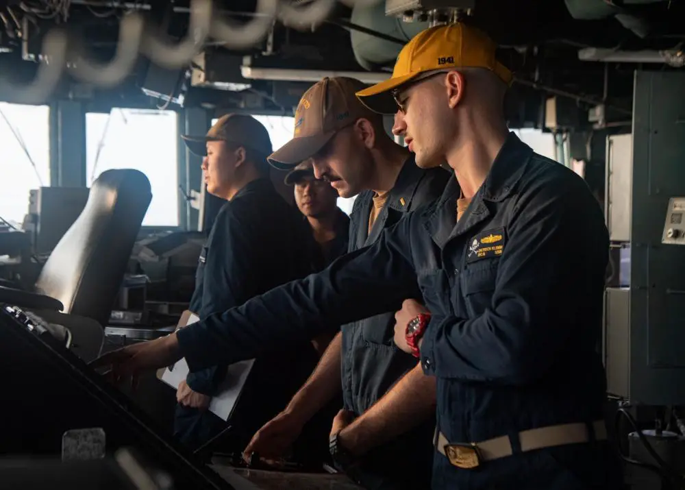  Sailors stand watch in the pilot house aboard Arleigh-burke class guided-missile destroyer USS Kidd (DDG 100) while conducting routine operations, Aug. 27. 