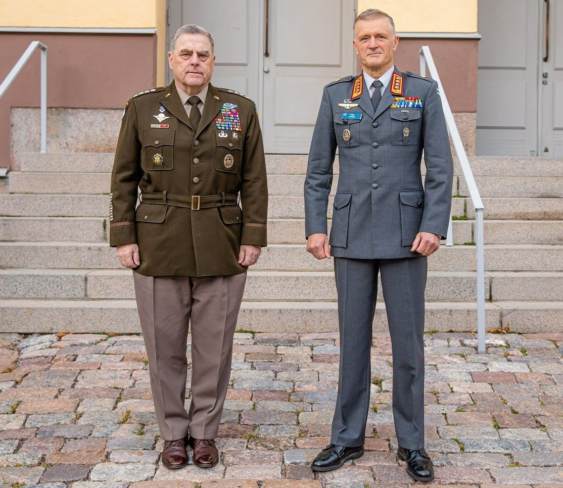 Finnish Chief of Defence General Timo Kivinen and Chairman of the Joint Chiefs of Staff of the United States Armed Forces, General Mark Milley