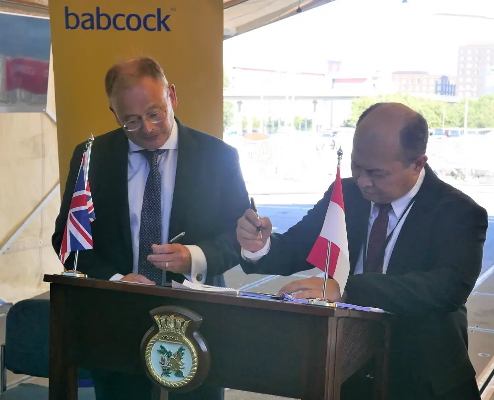 Signing Image – David Lockwood, Babcock CEO (L) and Kaharuddin Djenod, CEO PAL (R) sign contract on board HMS Argyll.