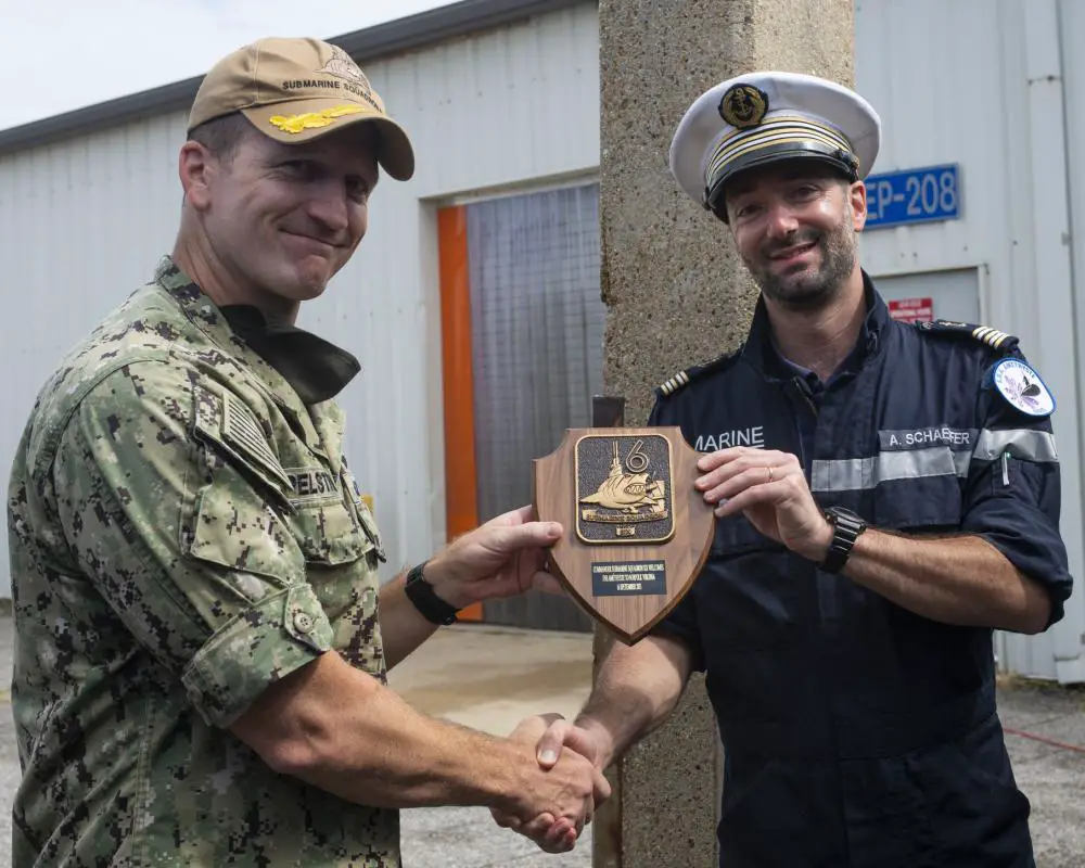 Capt. Jeremy Pelstring, assigned to Commander, Submarine Squadron 6, exchange gifts with Cmdr. Aymeric Schaeffer, commanding officer of the nuclear-powered French submarine FNS Amethyste (S605), at Naval Station Norfolk, Sept. 17, 2021