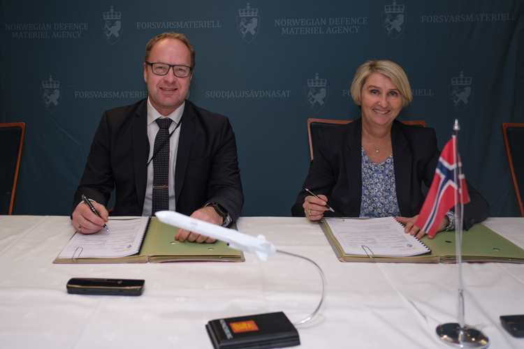Contracts signed by Øyvind Kolset, Executive Vice President of Kongsberg Defence & Aerospace, and Mette Sørfonden, Director of Norwegian Defence Materiel Agency (FMA). Credit: FMA