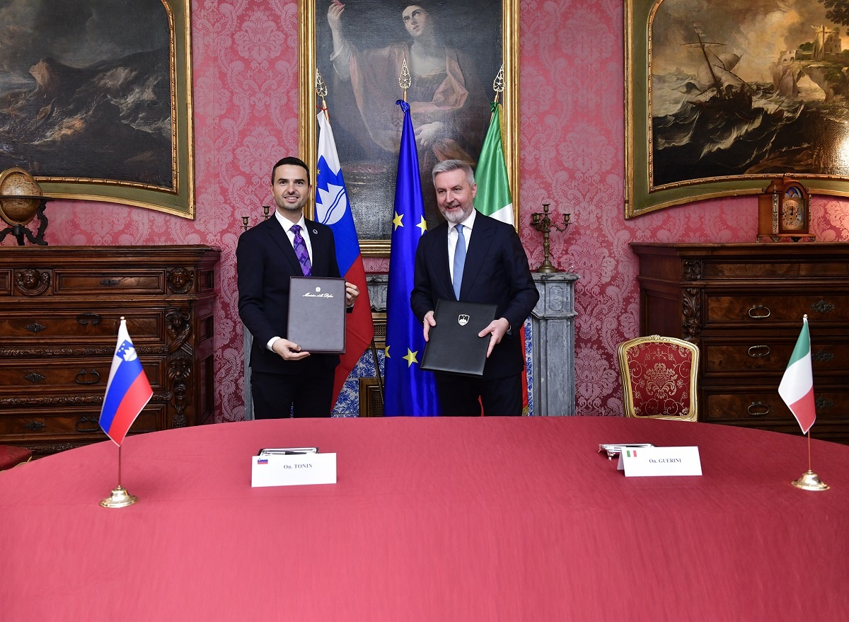 The Italian Minister of Defense Lorenzo Guerini and the Slovenian Minister of Defense Matej Tonin yesterday signed a Government to Government (G2G) agreement in the defense sector