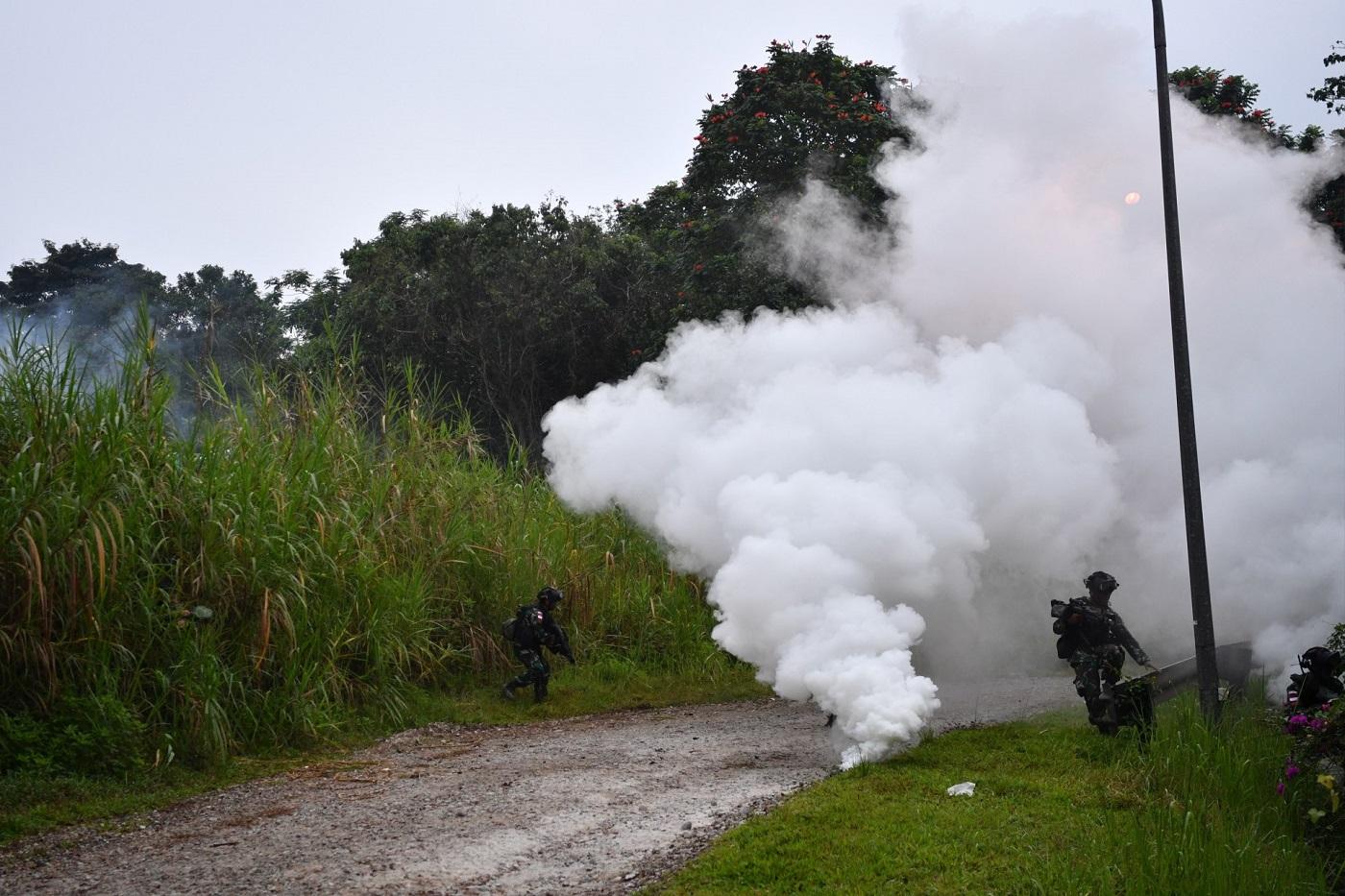 Soldiers from Singapore Army and Indonesia Army conducting an assault manoeuvre.